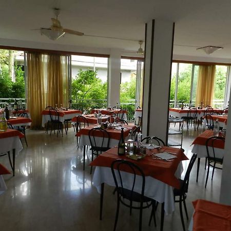Hotel Ville De Paris Riccione Exterior photo