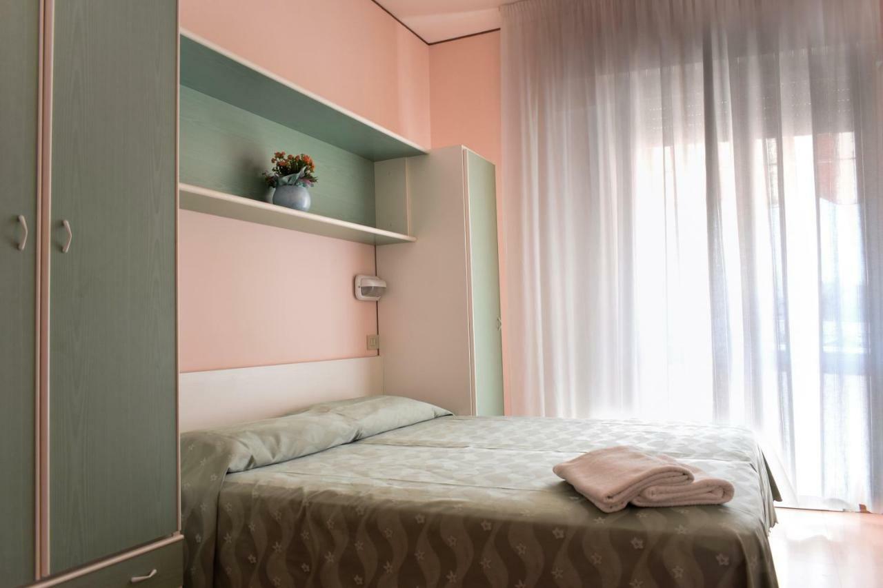 Hotel Ville De Paris Riccione Exterior photo